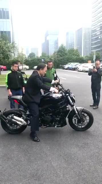 追風逐影 書福哥與摩托車的速度美學